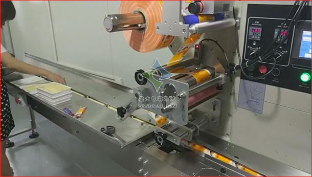 雞蛋卷枕式包裝機,蛋卷酥自動包裝機